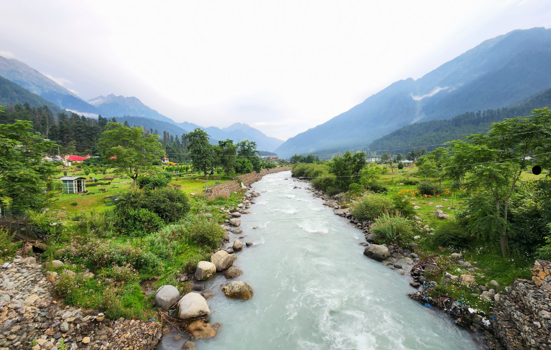 Scenic Drive from Gulmarg to Pahalgam